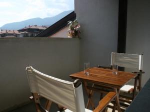 un tavolo in legno con due sedie e un tavolo con i bicchieri sopra di Bansko Ski Apartments in Bansko Royal Towers a Bansko