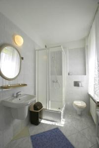 W łazience znajduje się prysznic, umywalka i toaleta. w obiekcie Dom Sonia w mieście Niechorze