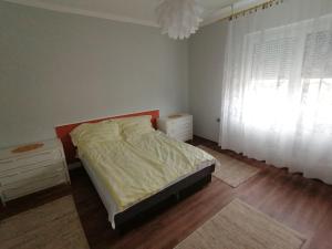 A bed or beds in a room at Apátságúti Vendégház