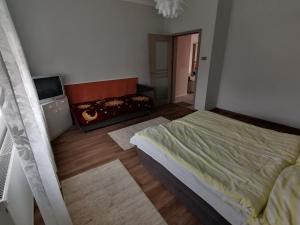 A bed or beds in a room at Apátságúti Vendégház