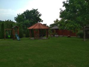 A garden outside Apátságúti Vendégház