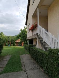 A garden outside Apátságúti Vendégház