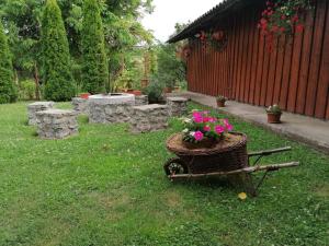 A garden outside Apátságúti Vendégház