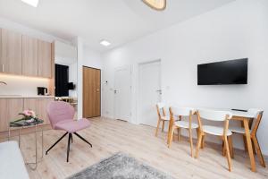 Televízia a/alebo spoločenská miestnosť v ubytovaní Apartamenty Rakowicka WAWELOFTS