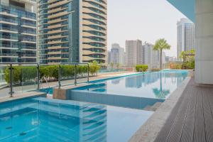 Πισίνα στο ή κοντά στο Luxury Meets Comfort Apt With Panoramic City View
