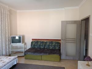 A television and/or entertainment centre at Apátságúti Vendégház