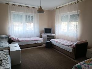 A bed or beds in a room at Apátságúti Vendégház