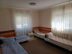 A bed or beds in a room at Apátságúti Vendégház