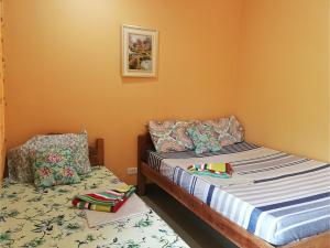 Cama o camas de una habitación en OYO 878 Dg Budget Hotel Naia