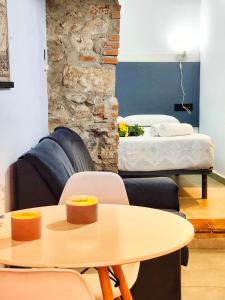 カセレスにあるCaleros 8 Estudio - Apartamentos de la Parte Antigua de Cáceresのベッド2台、テーブル、椅子が備わる客室です。
