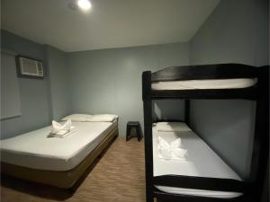 Bunk bed o mga bunk bed sa kuwarto sa OYO 878 Dg Budget Hotel Naia