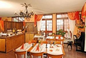 kuchnia ze stołami i krzesłami w pokoju w obiekcie L´Antica Ruota - Zum Alten Wasserrad w mieście Annweiler am Trifels