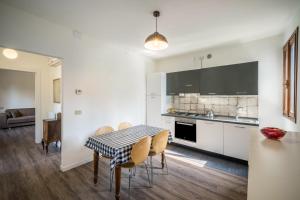 uma cozinha e sala de jantar com mesa e cadeiras em Casa vacanze Bergamo em Cavallino-Treporti