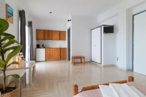sala de estar con mesa y cocina en Kantaros Apartments, en Ýpsos