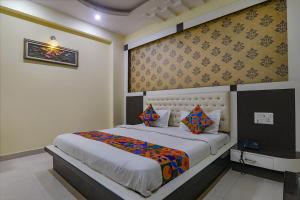 מיטה או מיטות בחדר ב-FabHotel Govinda Royal