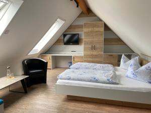 A bed or beds in a room at Lenzer Hafen