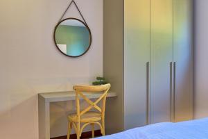 Een bed of bedden in een kamer bij Apartment Zala with private pool