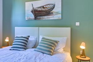 Een bed of bedden in een kamer bij Apartment Zala with private pool