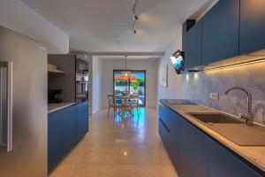 Een keuken of kitchenette bij Apartment Zala with private pool