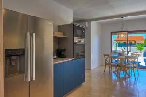 Een keuken of kitchenette bij Apartment Zala with private pool