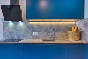 Een keuken of kitchenette bij Apartment Zala with private pool