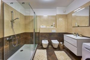 Een badkamer bij Apartment Zala with private pool