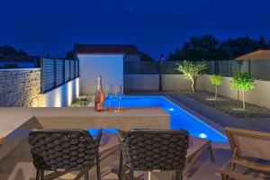 Het zwembad bij of vlak bij Apartment Zala with private pool