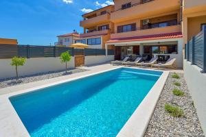 Bazén v ubytování Apartment Zala with private pool nebo v jeho okolí