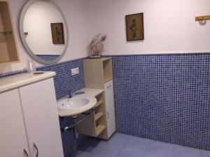 W łazience znajduje się umywalka i lustro. w obiekcie Casa Maria o Grove w mieście Reboredo