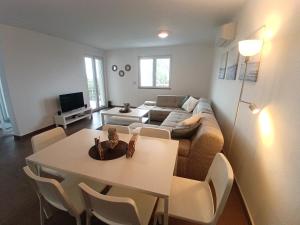 Televisyen dan/atau pusat hiburan di SeArenity Pool Suite - Seafront