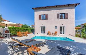 willa z basenem i domem w obiekcie Pet Friendly Apartment In Madulin w Medulinie