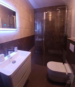 Een badkamer bij SeArenity Pool Suite - Seafront