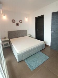 Postel nebo postele na pokoji v ubytování SeArenity Pool Suite - Seafront
