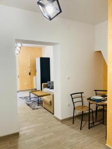 sala de estar con sofá, mesa y sillas en Enjoy Gardos apartment en Belgrado