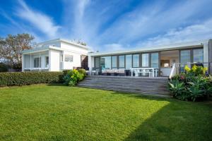 Zahrada ubytování Azure Absolute Beachfront I Pet Friendly