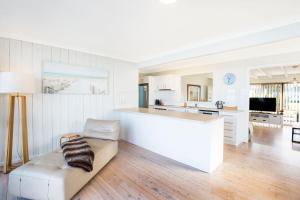 TV a/nebo společenská místnost v ubytování Azure Absolute Beachfront I Pet Friendly