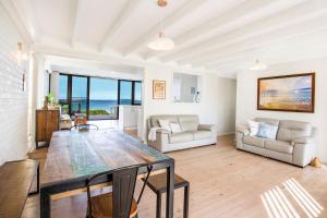Posezení v ubytování Azure Absolute Beachfront I Pet Friendly + 26 fotografií