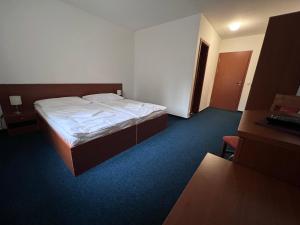 Rúm í herbergi á Hotel Lesní Chata