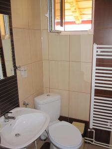 モイエチウ・デ・ジョスにあるCasa Feliciaの白いトイレと洗面台のあるバスルーム