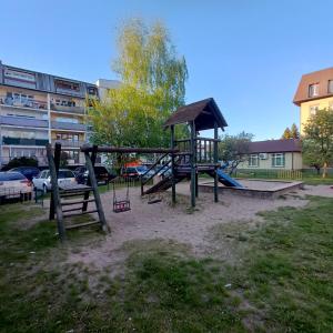 Apartament Emili VIPOO في سووالكي: حديقة مع ملعب مع زحليقة