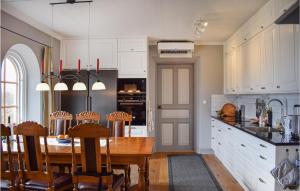 Nhà bếp/bếp nhỏ tại Stunning Apartment In Trans With Kitchen