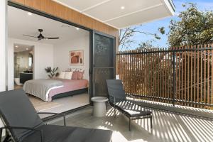 - une chambre avec un lit sur un balcon dans l'établissement Grandview Villa Kingscliff - Oceanview Tri-level Villa by uHoliday, à Kingscliff