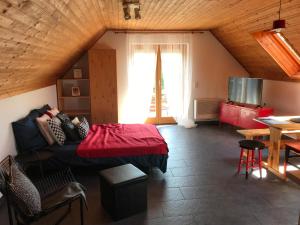 Een bed of bedden in een kamer bij Cili's Apartments Vonyarcvashegy Balaton