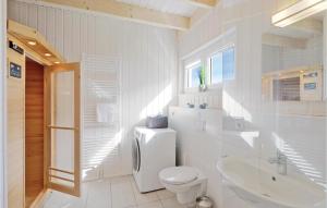 O baie la Stunning Home In Ostseeresort Olpenitz With Sauna