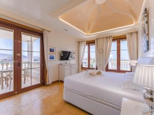 Giường trong phòng chung tại LUXURY VILLA NAUTILUS Heated pool Spa +44 ảnh