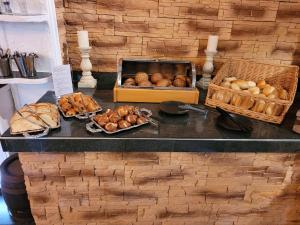 - un comptoir avec différents types de pain et de viennoiseries dans l'établissement Waldgasthaus am Schwarzenbruch, à Allenbach