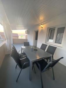 - une table à manger et des chaises dans une pièce dans l'établissement Apartments Zvonimir, à Privlaka
