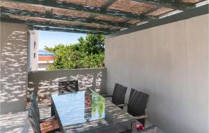 Posezení v ubytování 2 Bedroom Amazing Apartment In Sutivan