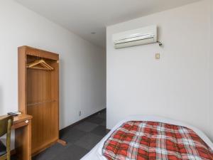 um quarto com uma cama, uma cómoda e uma cómoda. em Tabist Hotel Yakumo Matsue em Matsue