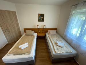 Letto o letti in una camera di Liget Üdülőpark Fonyód